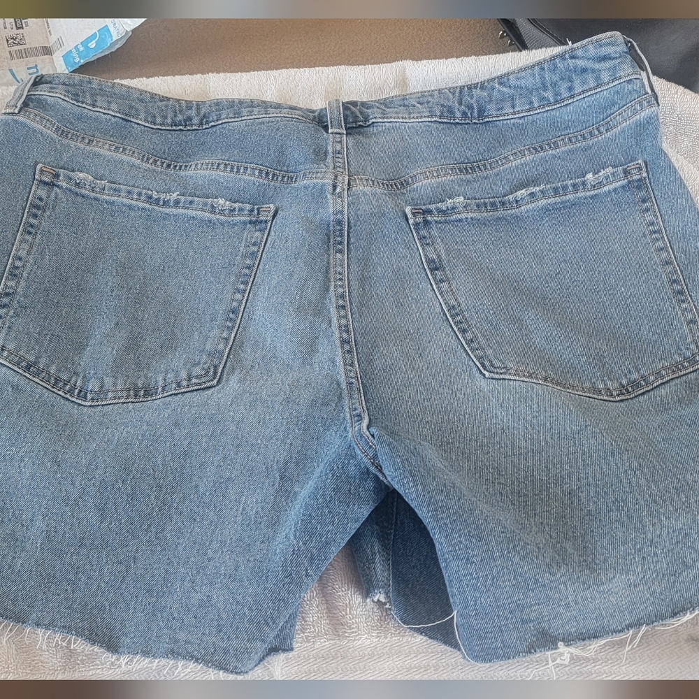 OLD NAVY HIGH RISE OG STRAIGHT 5" INSEAM SHORTS - Picture 4 of 9